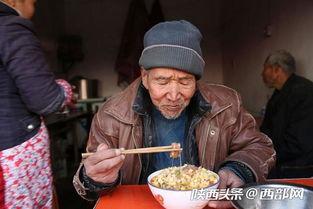 老大爷端碗吃瓜视频在线观看,老大爷端碗吃瓜，一幕温馨日常引网友共鸣