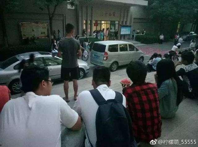 群众吃瓜抢镜视频,群众吃瓜视频引发网络热议