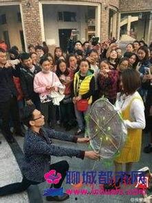 吃瓜女生被求婚视频