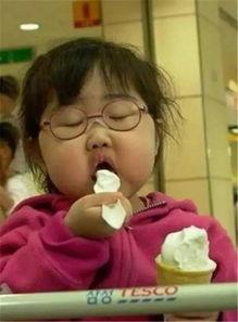 王家二丫头吃瓜搞笑视频,带你领略农村生活的欢乐时光