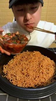 小朋友吃瓜面的视频播放,小朋友欢乐吃瓜面视频走红网络