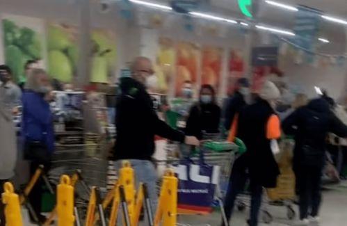 地下商场吃瓜群众视频,揭秘日常生活中的趣味瞬间